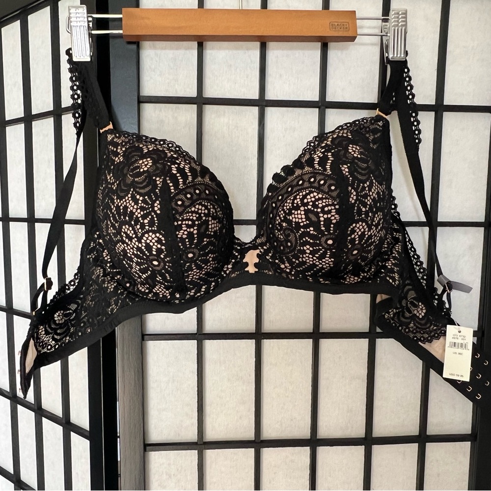 Push up bra. Black lace.